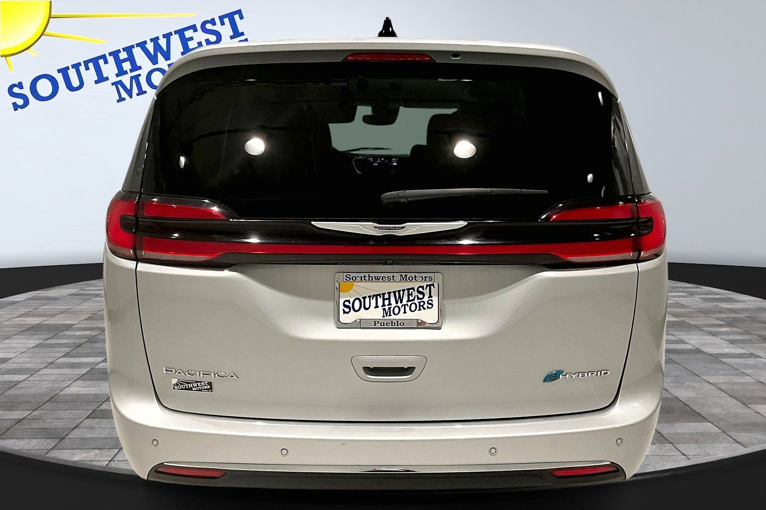 Used 2024 Chrysler Pacifica Select image 5