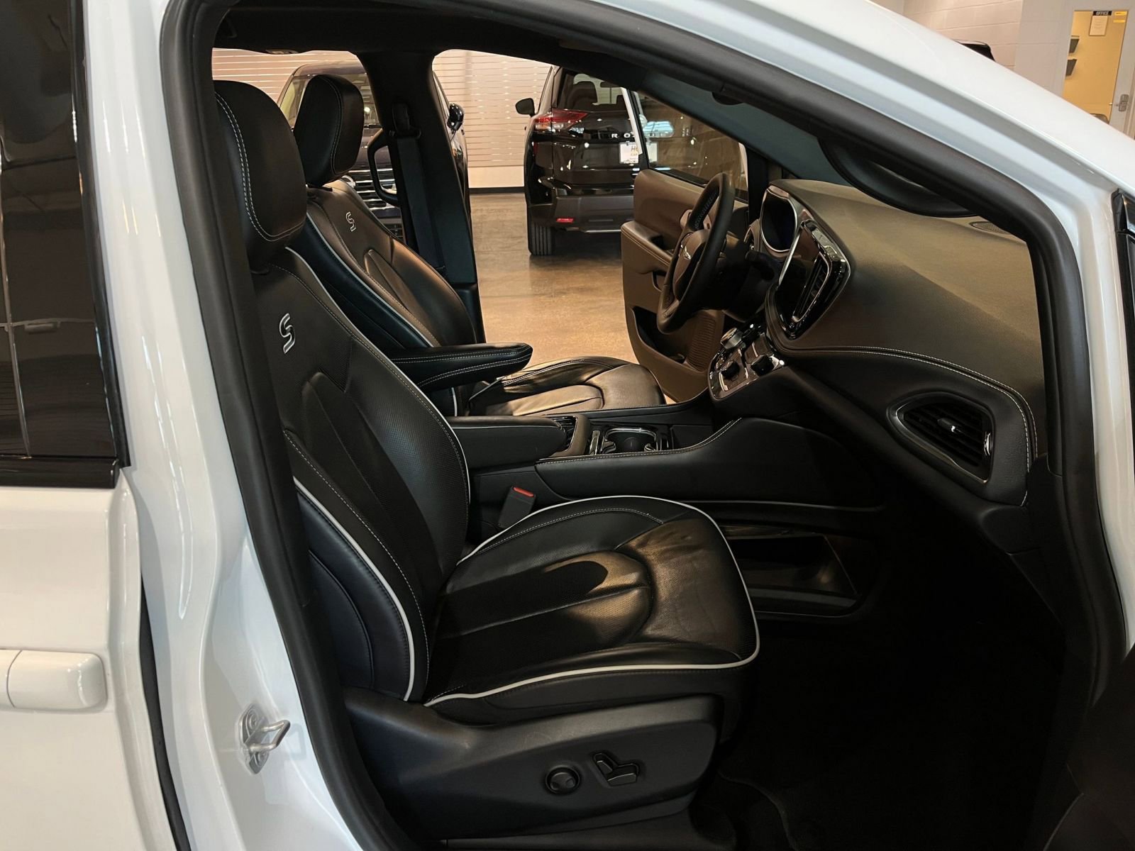 Used 2025 Chrysler Pacifica Limited FWD image 40