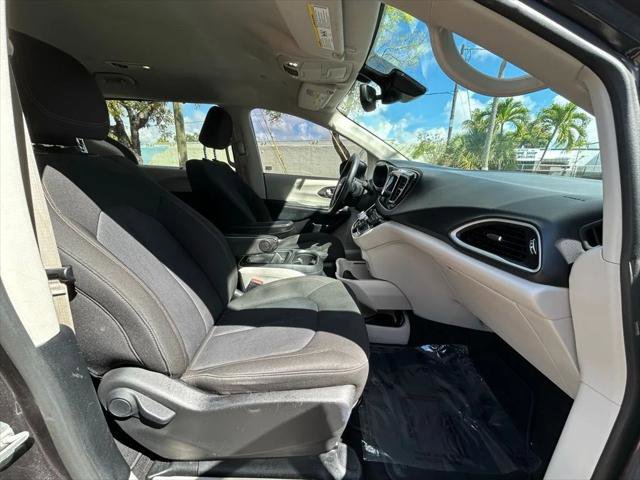 Certified 2020 Chrysler Pacifica Touring w/ Advanced Safetytec Group FWD image 37