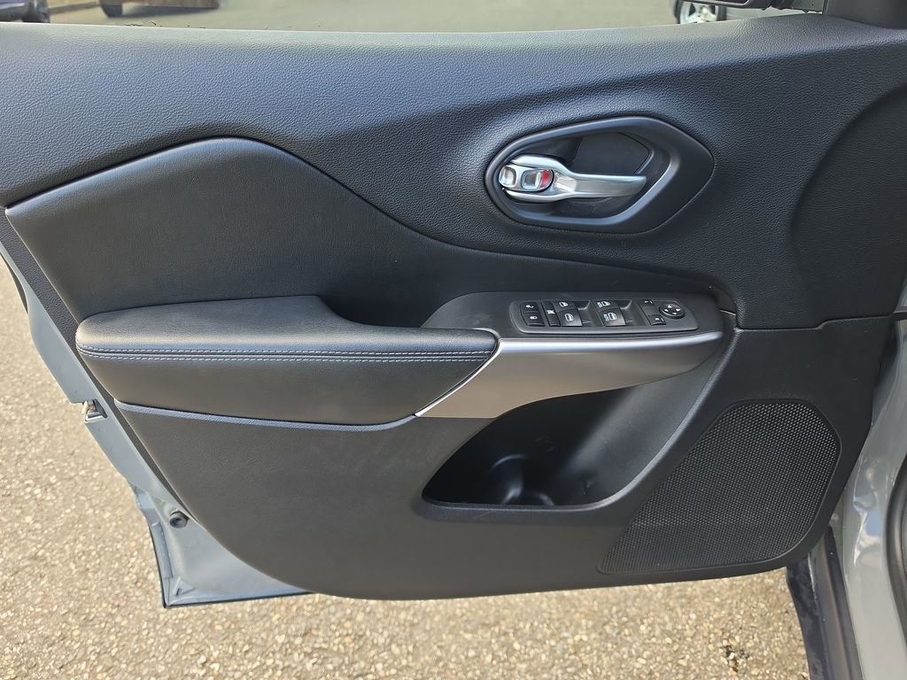 Used 2020 Jeep Cherokee Latitude Plus w/ Cold Weather Group image 24