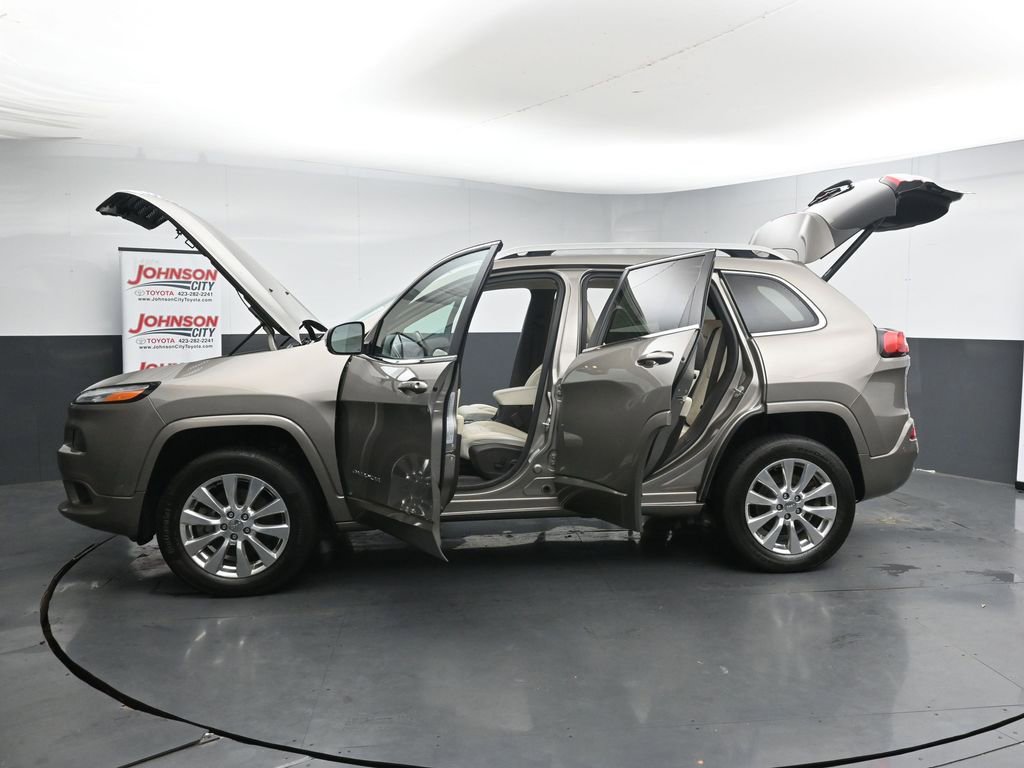 Used 2017 Jeep Cherokee Overland w/ Technology Group AWD/4WD image 43