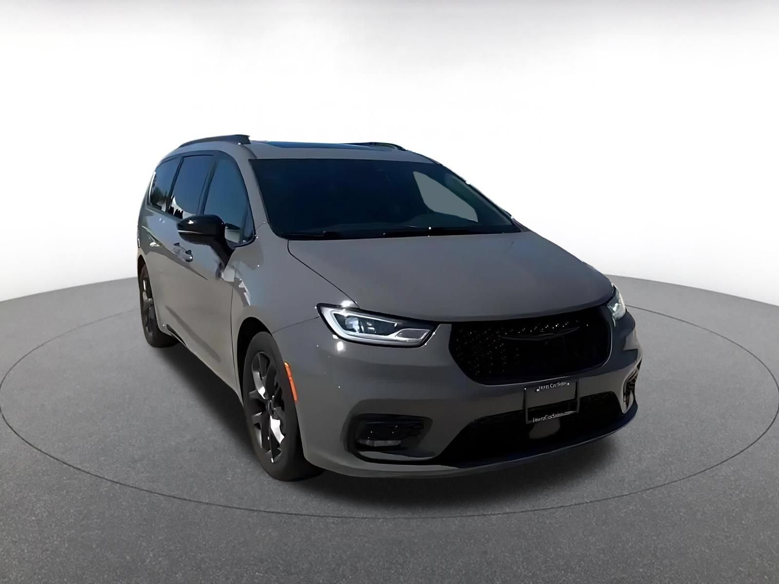 Used 2025 Chrysler Pacifica Limited FWD image 3