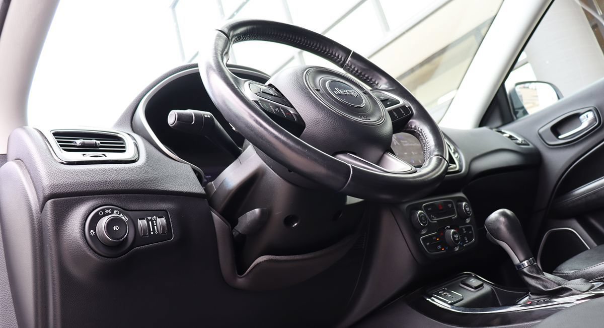 Used 2019 Jeep Compass Latitude FWD image 40