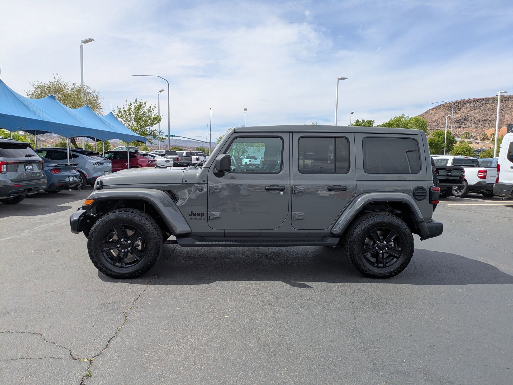 Used 2023 Jeep Wrangler Unlimited Sahara AWD/4WD image 6