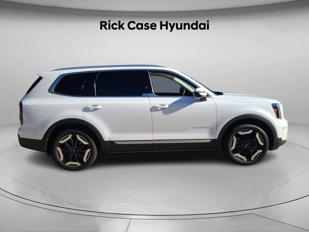 Used 2024 Kia Telluride EX w/ EX Captain's Chair Package image 4