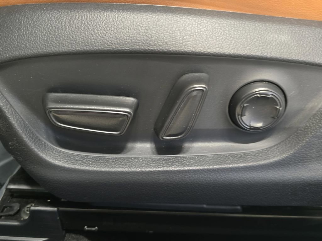 Used 2020 Toyota Avalon Limited image 29