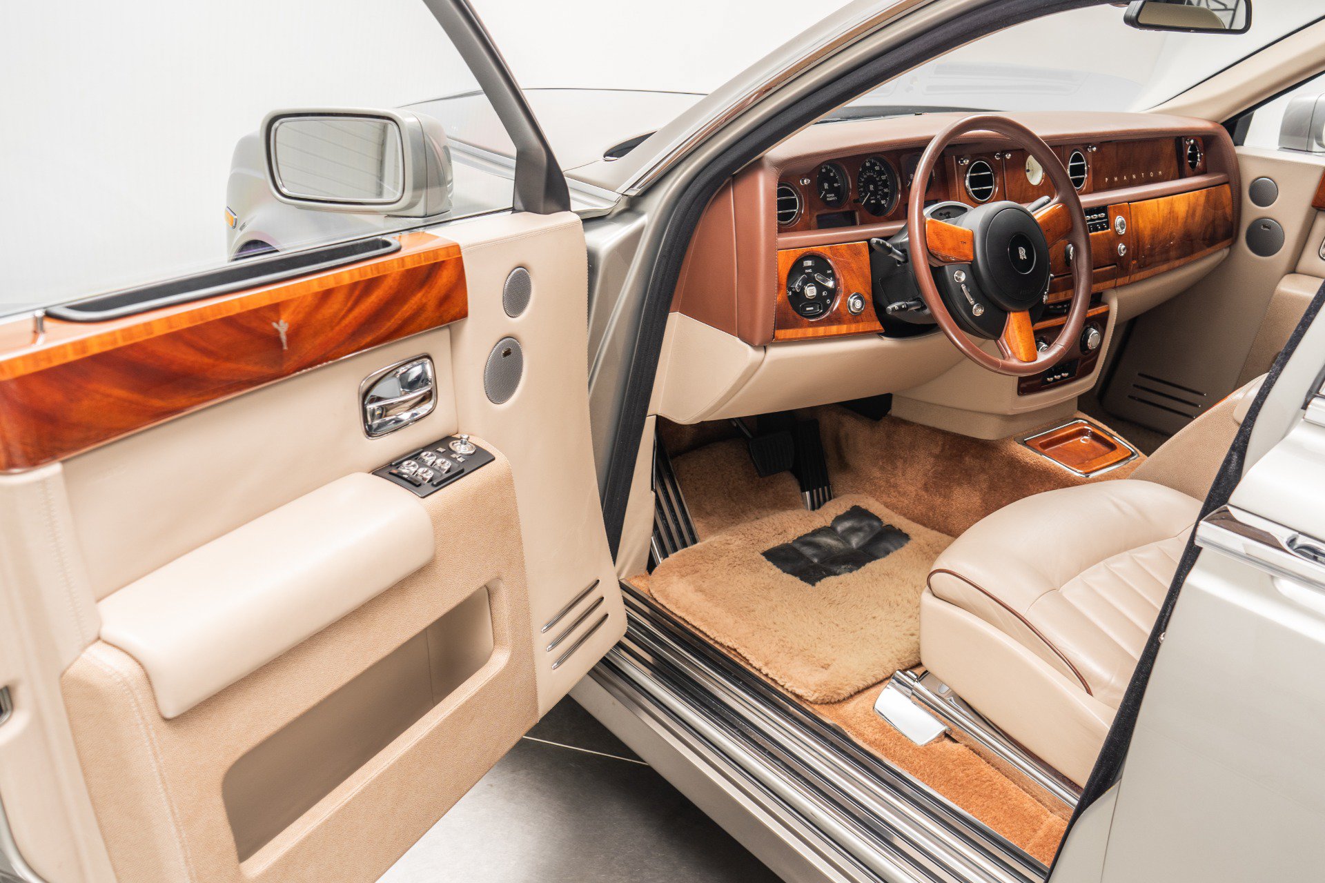 Used 2007 Rolls-Royce Phantom Sedan RWD image 23
