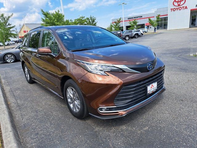 Certified 2022 Toyota Sienna XLE w/ XLE Plus Package FWD image 5