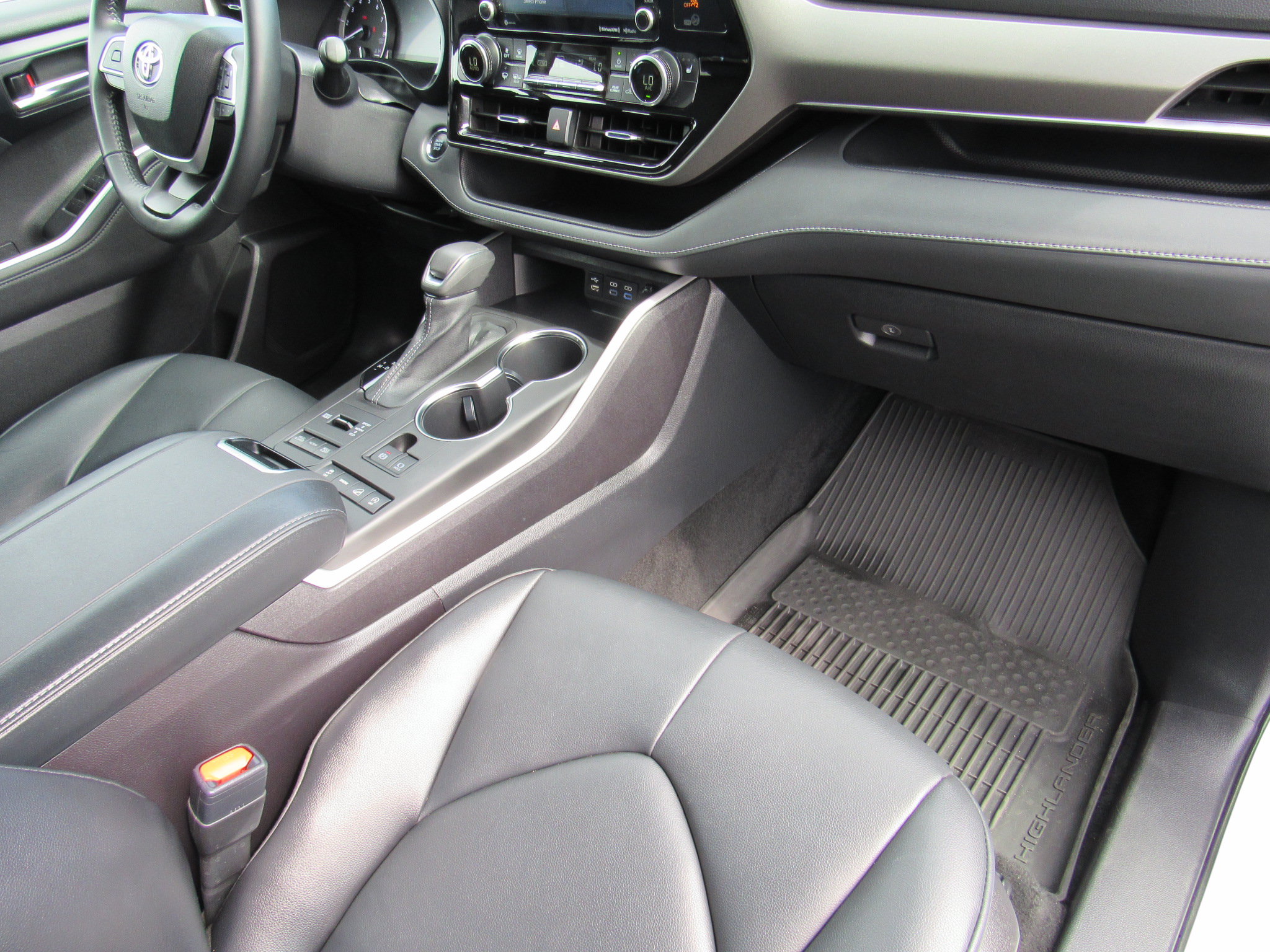 Used 2022 Toyota Highlander XLE AWD/4WD image 29