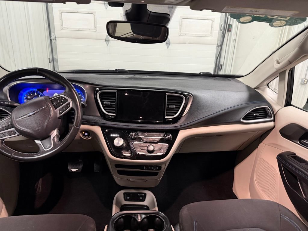 Used 2021 Chrysler Pacifica Touring w/ Cold Weather Group FWD image 18