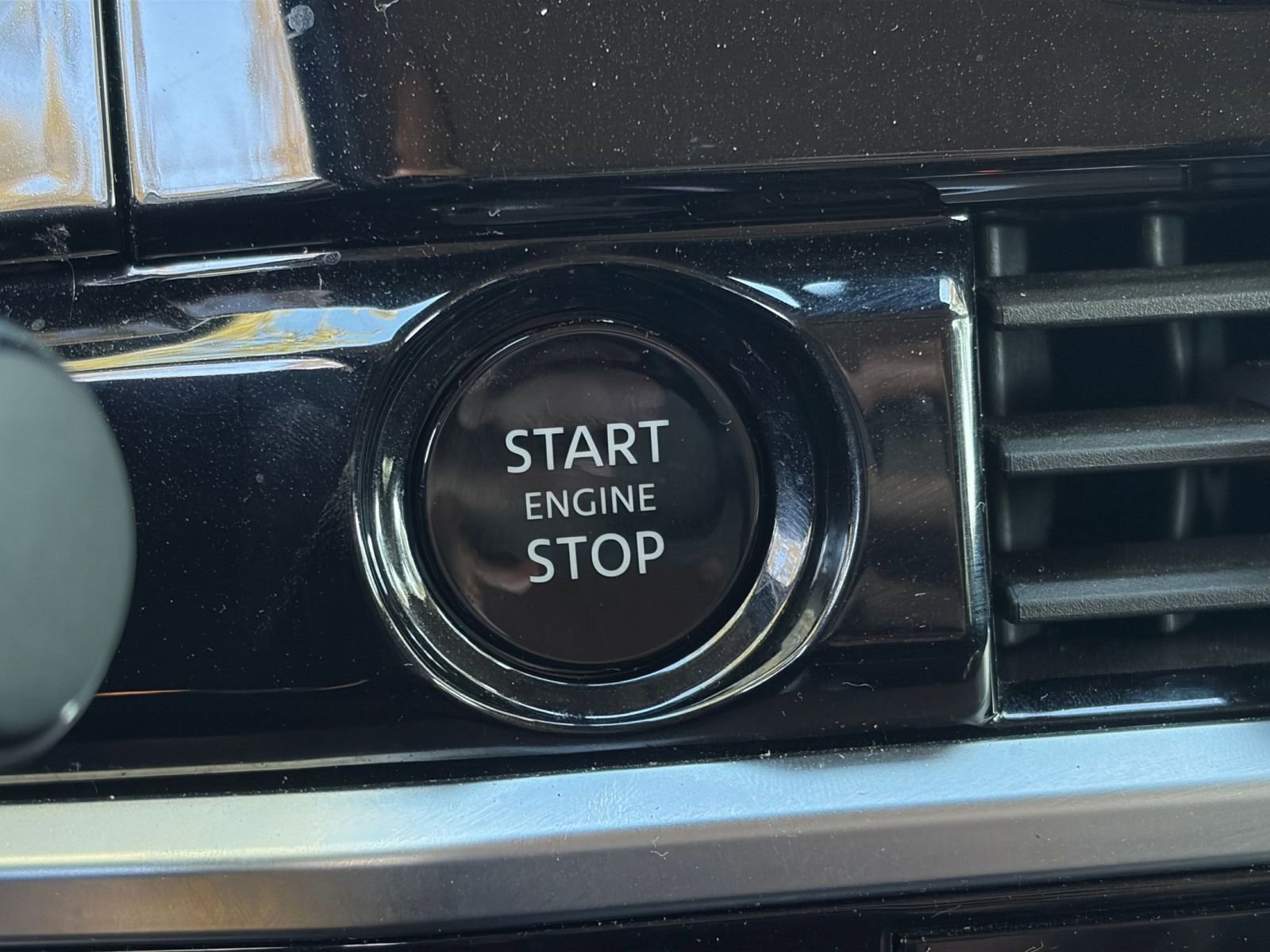 Used 2025 Nissan Pathfinder SV image 20