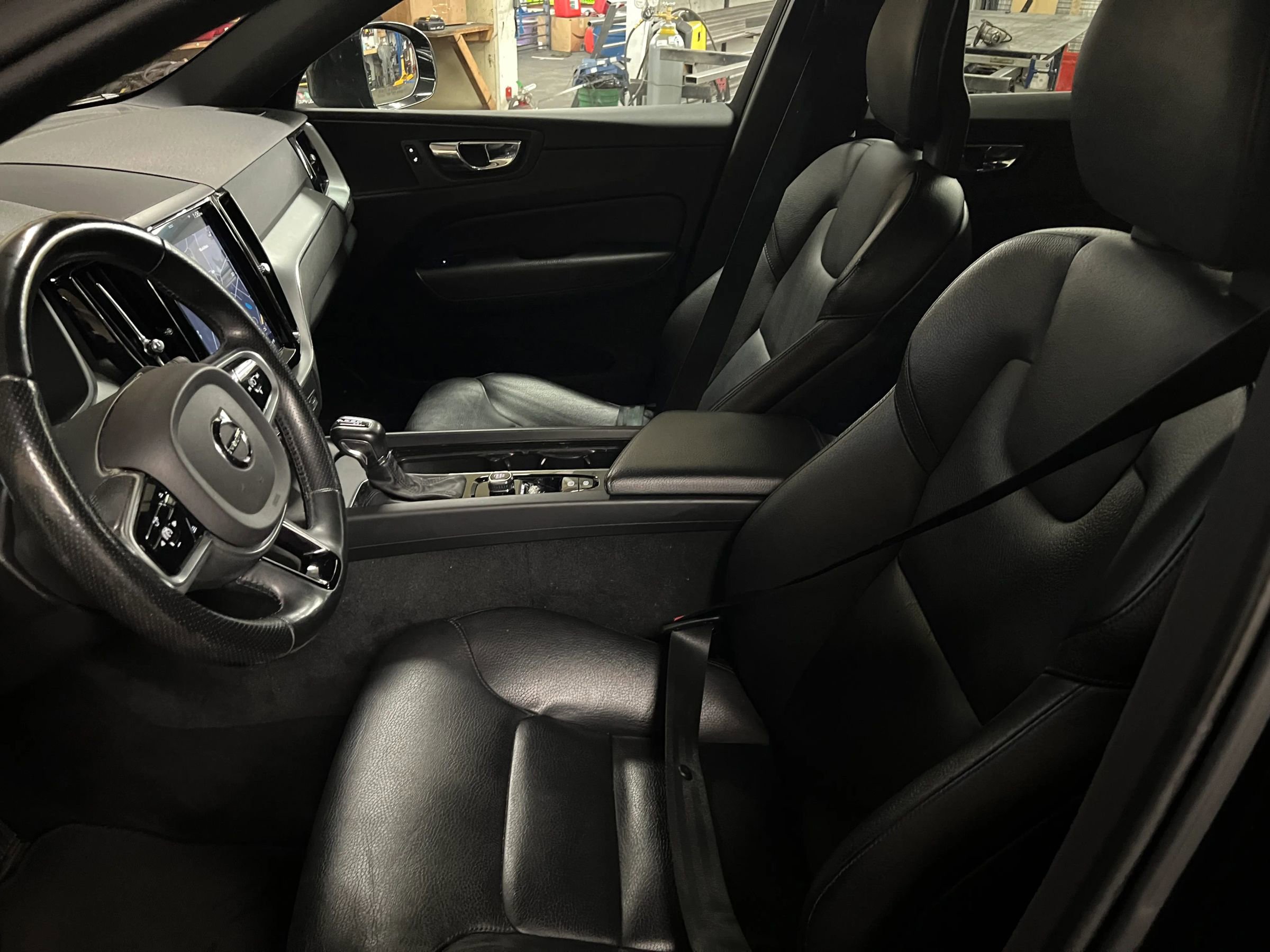 Used 2018 Volvo XC60 T6 Momentum w/ Convenience Package image 10