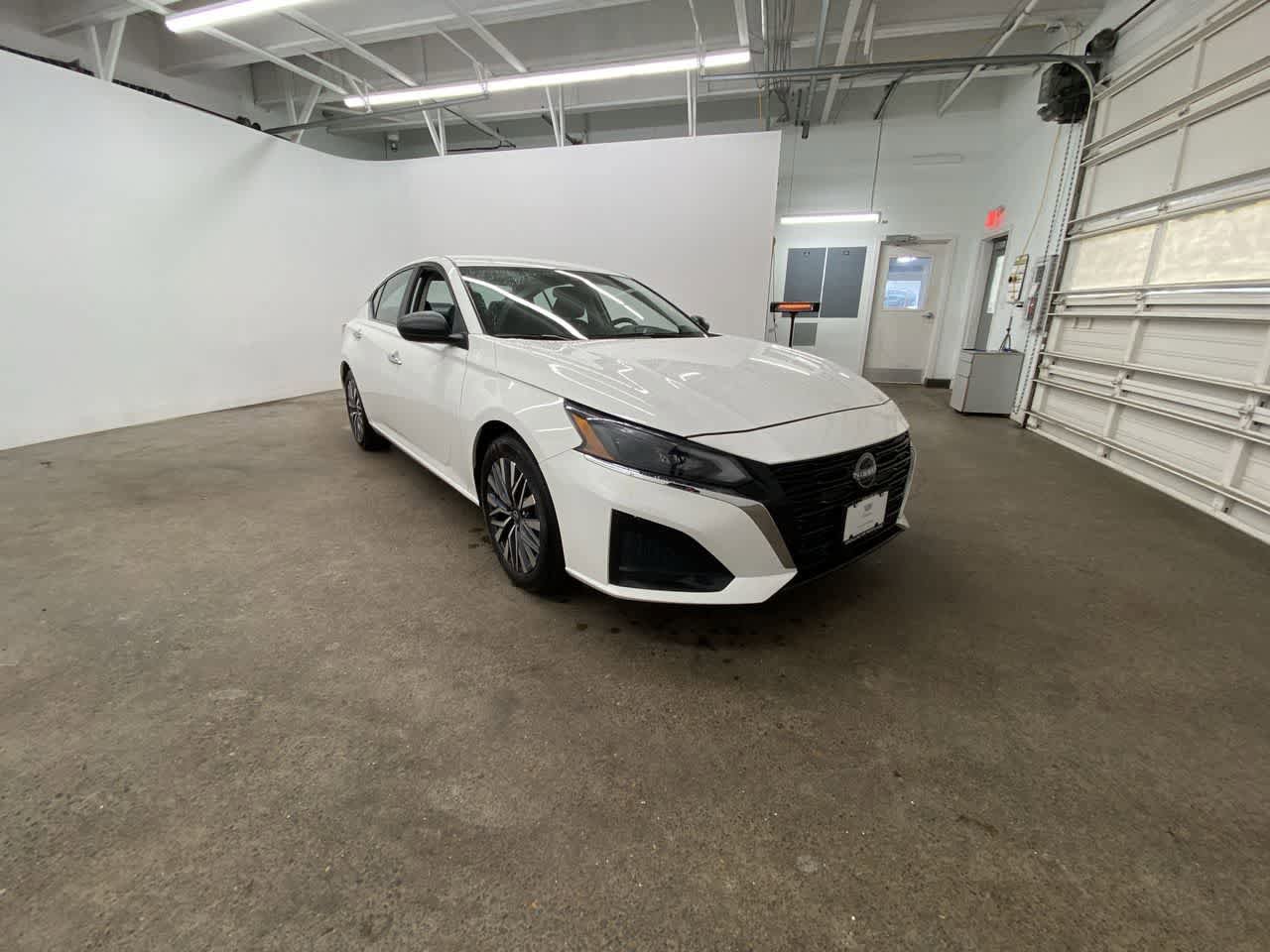 Used 2025 Nissan Altima 2.5 SV FWD image 8