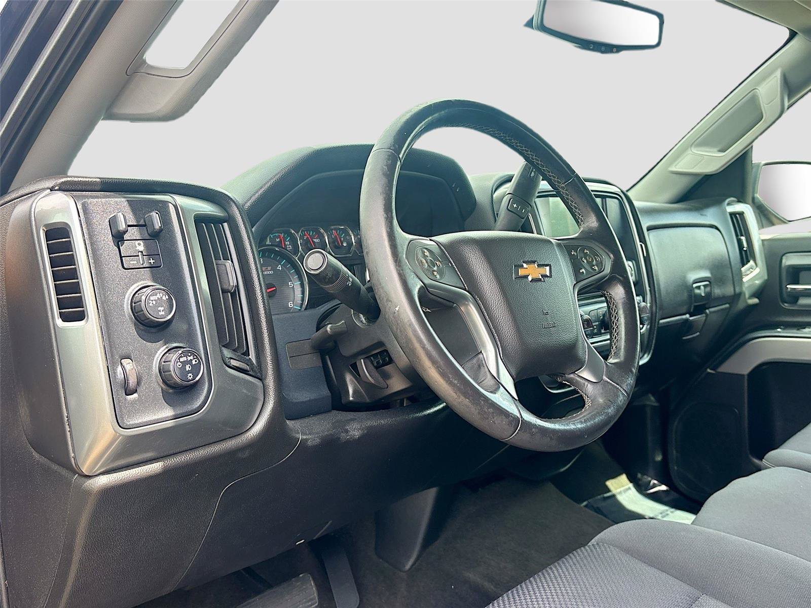 Used 2018 Chevrolet Silverado 1500 LT w/ Midnight Edition AWD/4WD image 9
