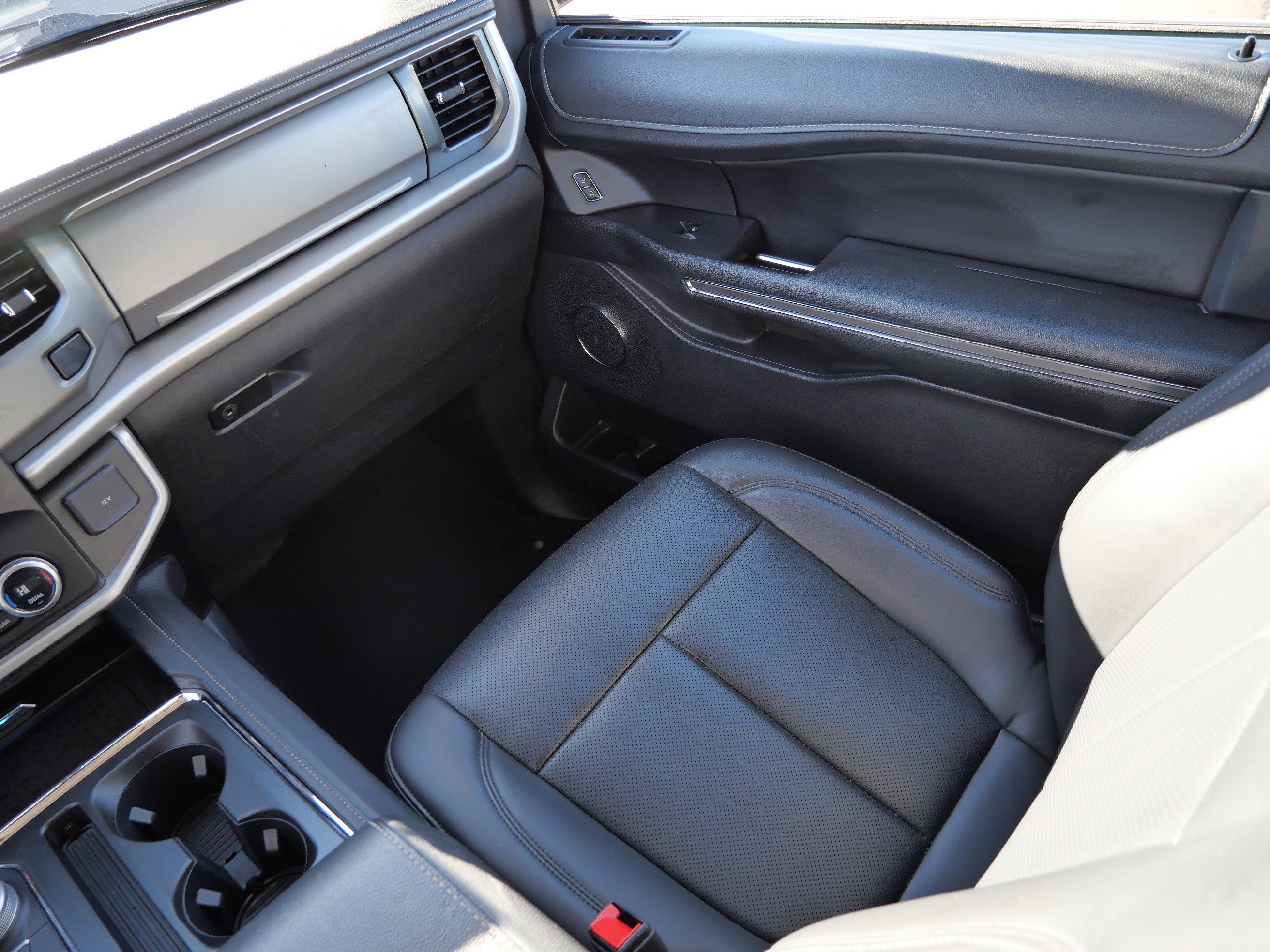 Used 2024 Ford Expedition XLT image 11