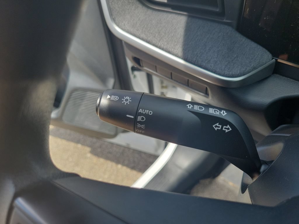 Used 2025 Nissan Kicks SV AWD/4WD image 16