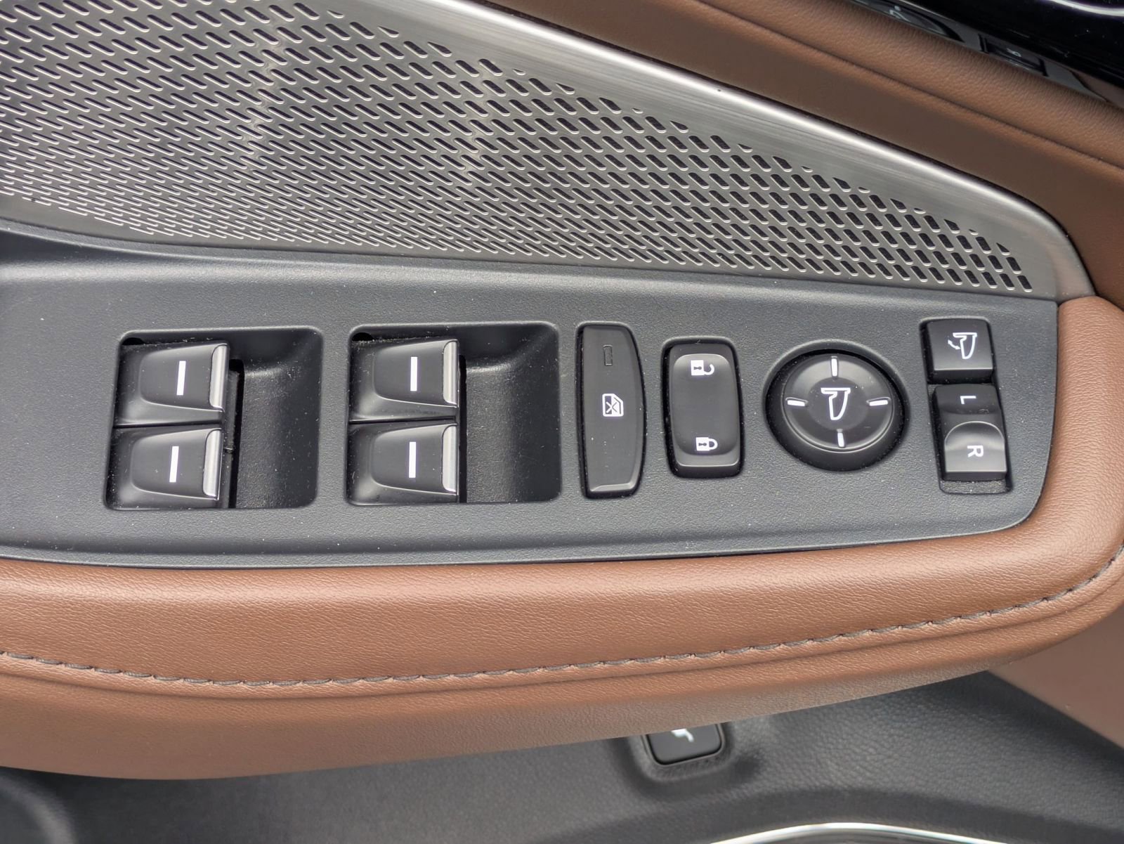 Used 2024 Acura MDX SH-AWD w/ Technology Package image 21