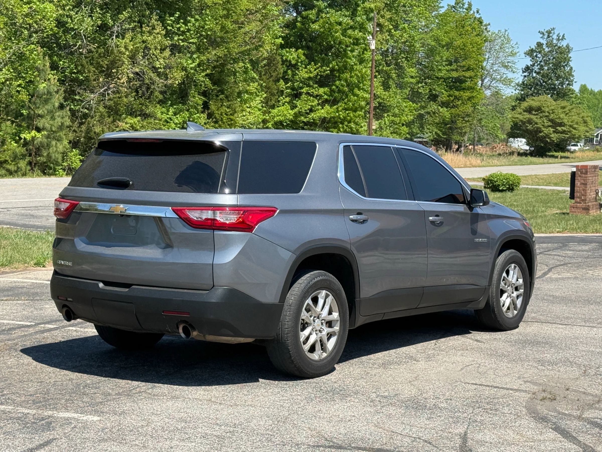 Used 2021 Chevrolet Traverse LS FWD image 4