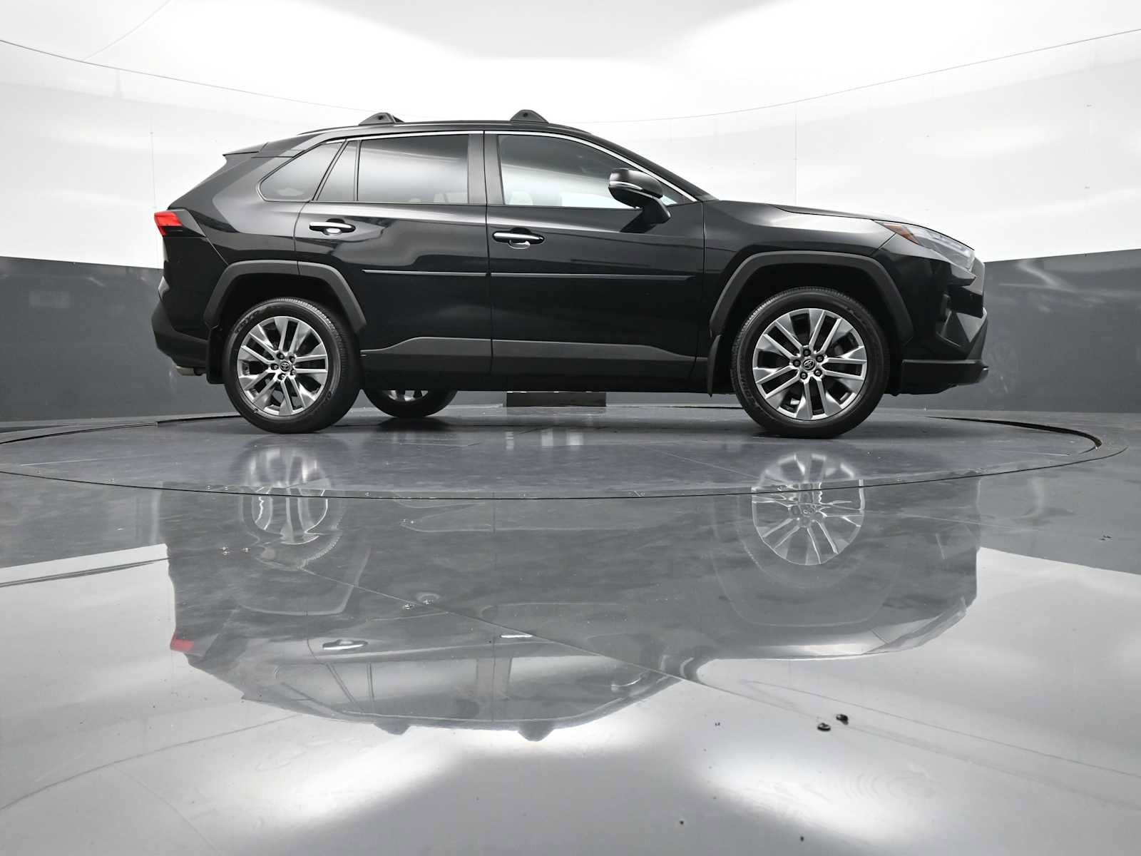 Used 2022 Toyota RAV4 Limited AWD/4WD image 28