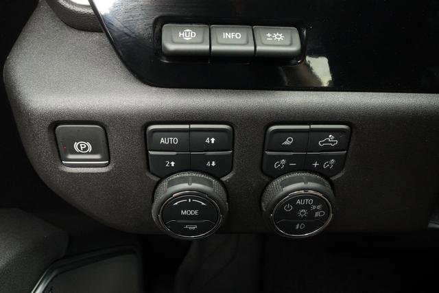 Used 2025 Chevrolet Silverado 1500 High Country w/ High Country Premium Package AWD/4WD image 27