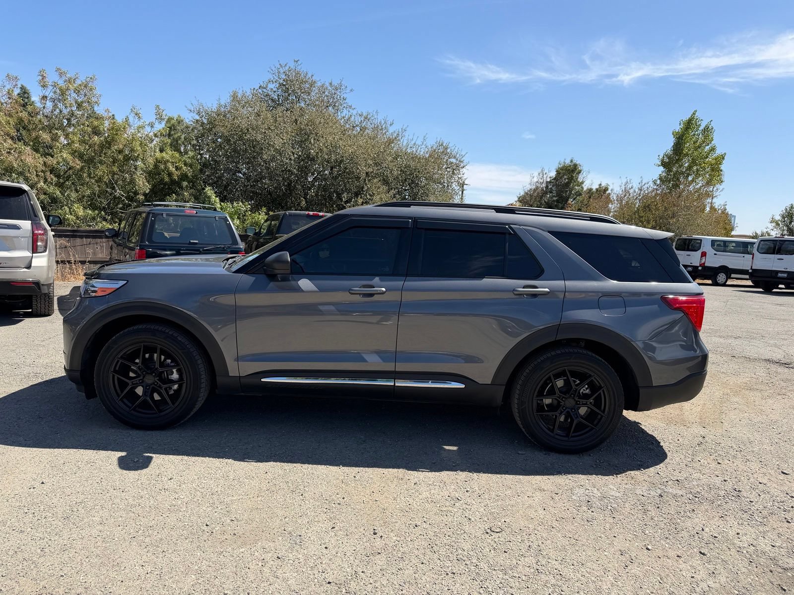 Used 2021 Ford Explorer XLT w/ Equipment Group 202A AWD/4WD image 2