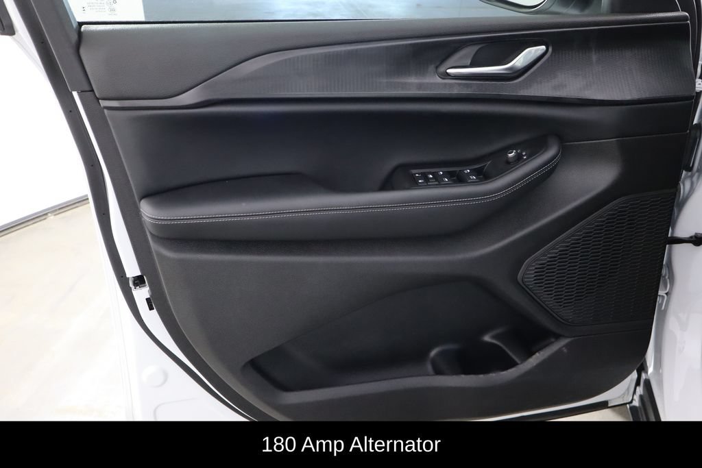 Used 2025 Jeep Grand Cherokee Laredo w/ Luxury Tech Group I AWD/4WD image 13