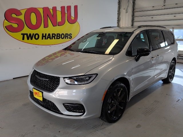 New 2026 Chrysler Pacifica Select