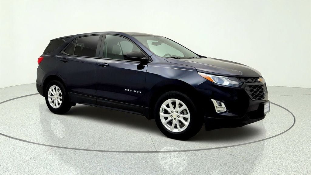 Used 2020 Chevrolet Equinox LS w/ LS Convenience Package FWD image 3