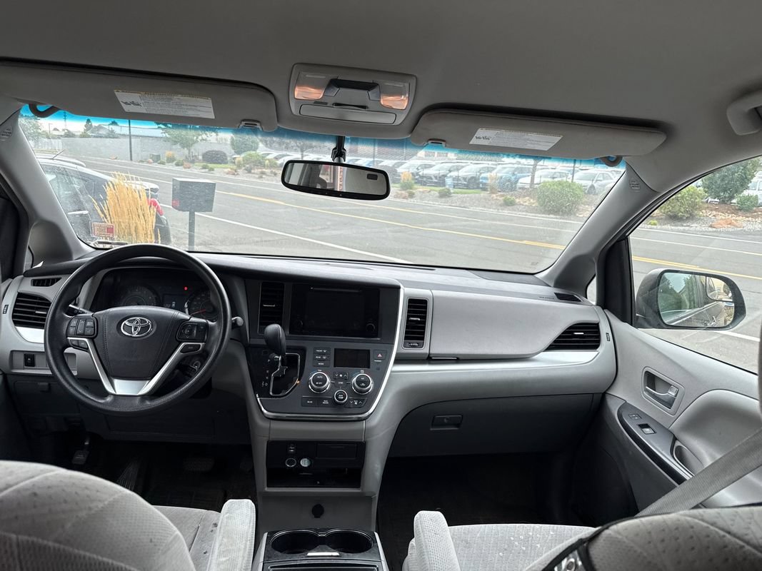 Used 2017 Toyota Sienna LE AWD/4WD image 33