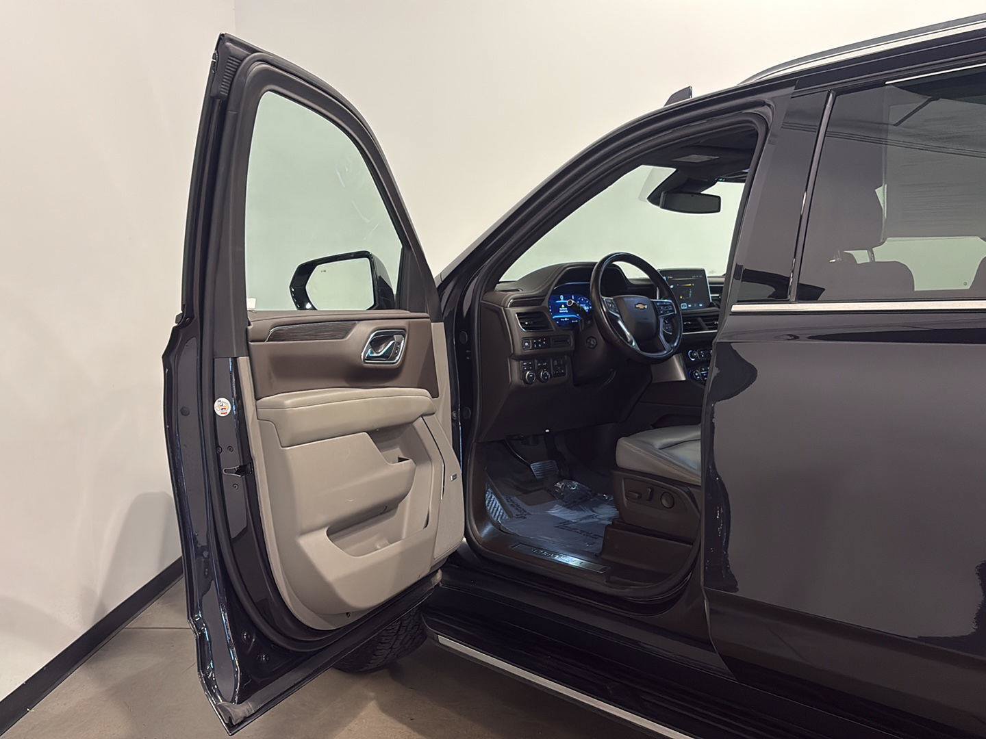 Used 2024 Chevrolet Tahoe LT w/ LT Signature Package AWD/4WD image 11
