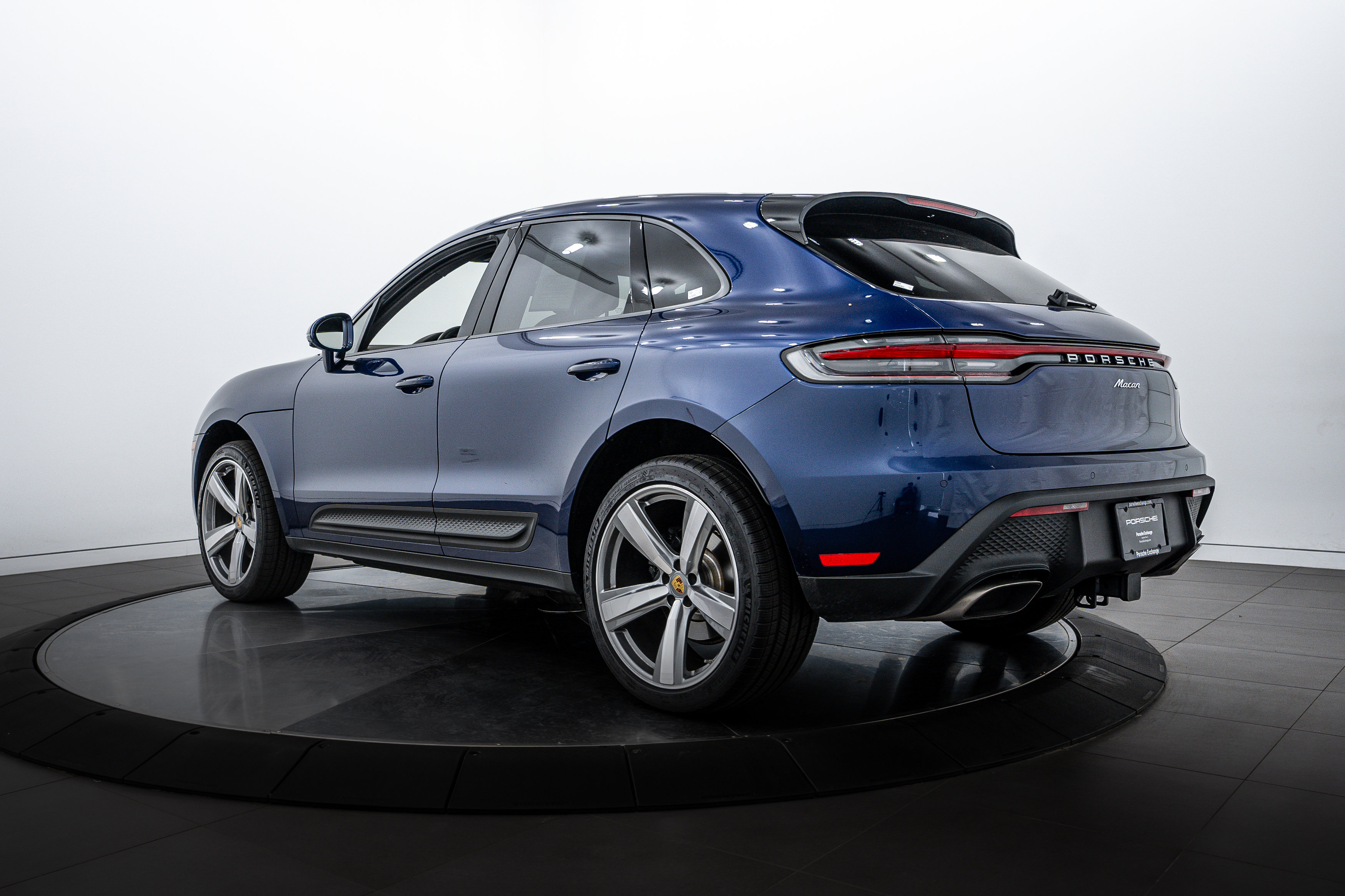 Certified 2025 Porsche Macan image 3