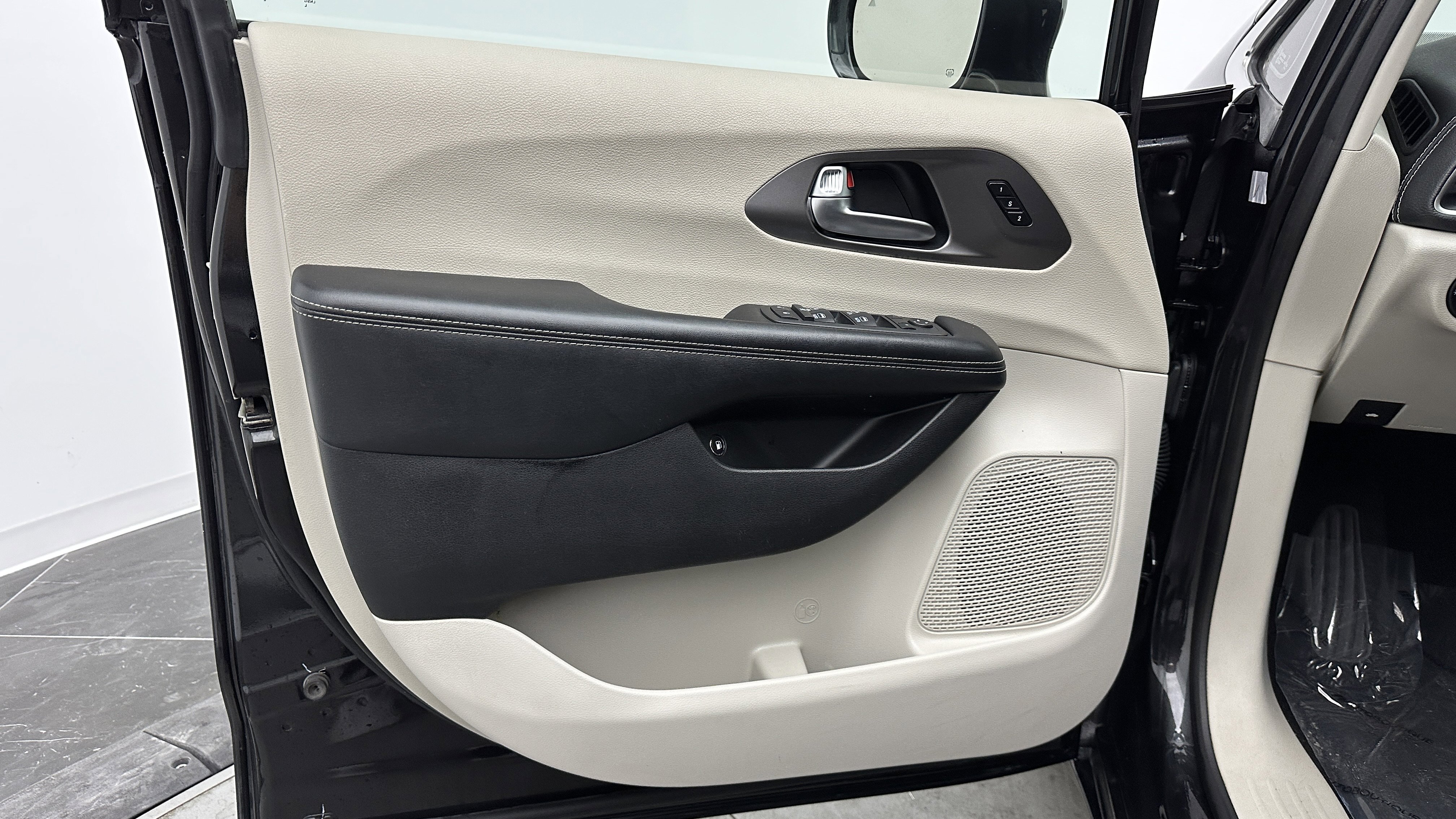 Used 2022 Chrysler Pacifica Touring-L w/ Uconnect Theater Family Group image 10