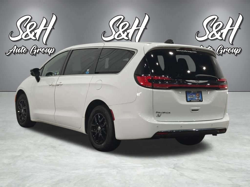 Used 2025 Chrysler Pacifica Select image 17