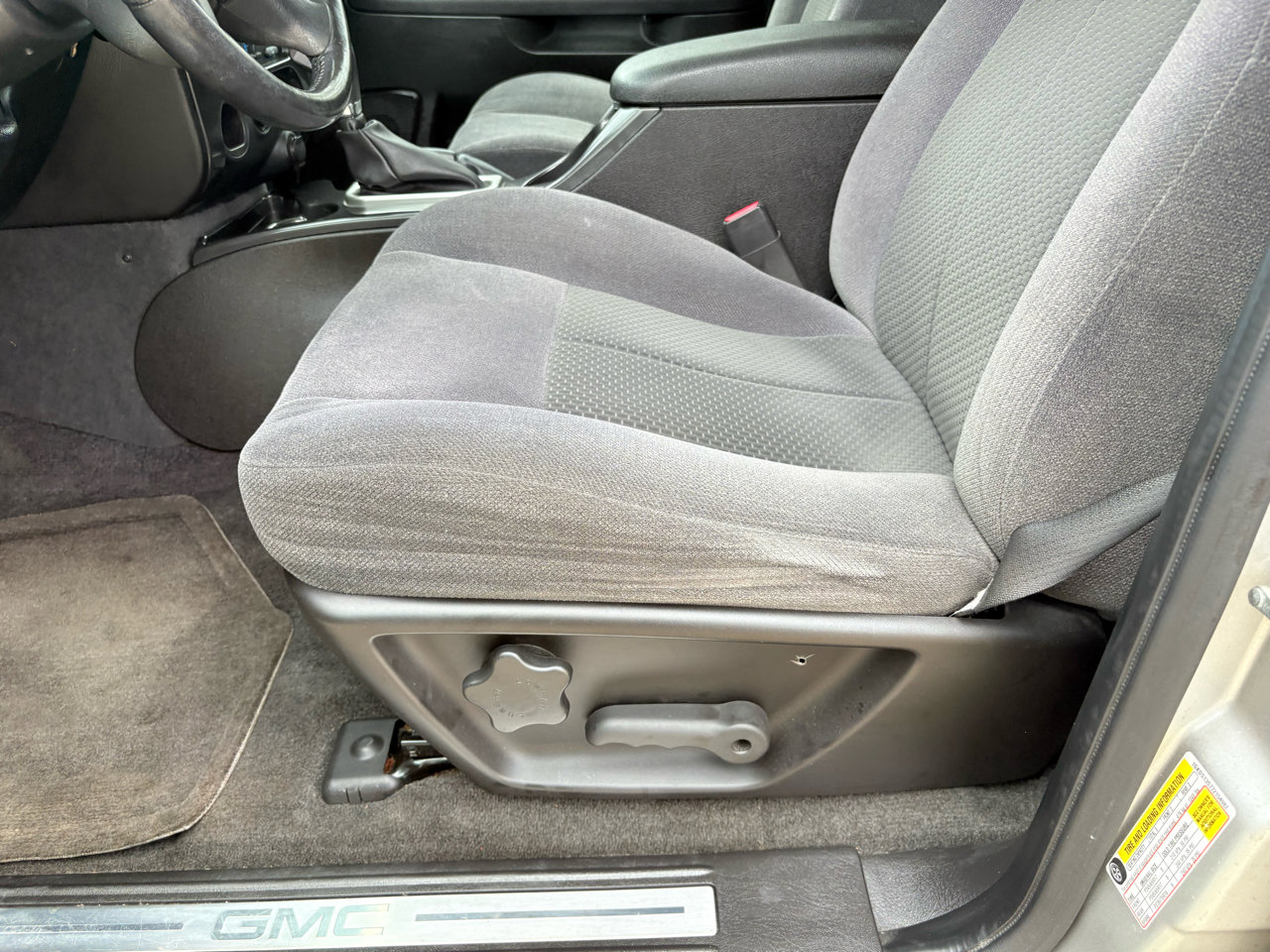 Used 2007 GMC Envoy SLE image 40