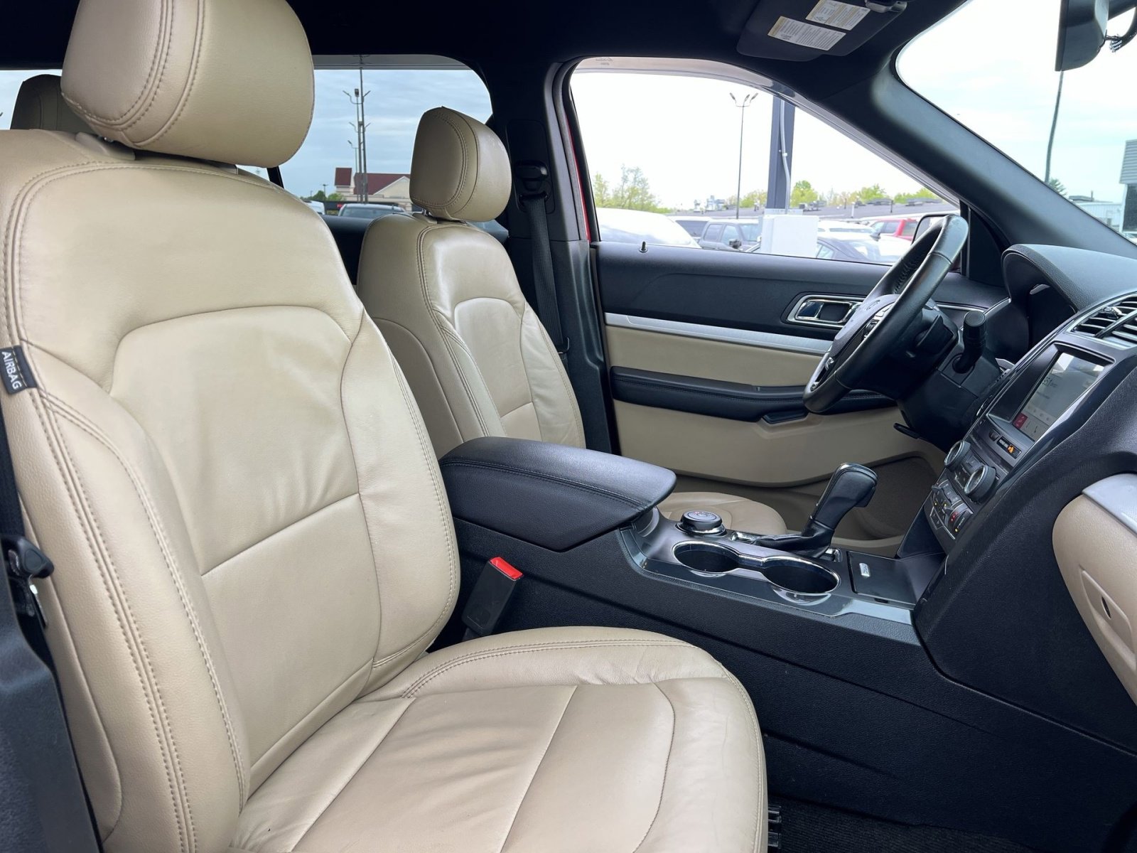 Used 2017 Ford Explorer XLT w/ Equipment Group 202A AWD/4WD image 34