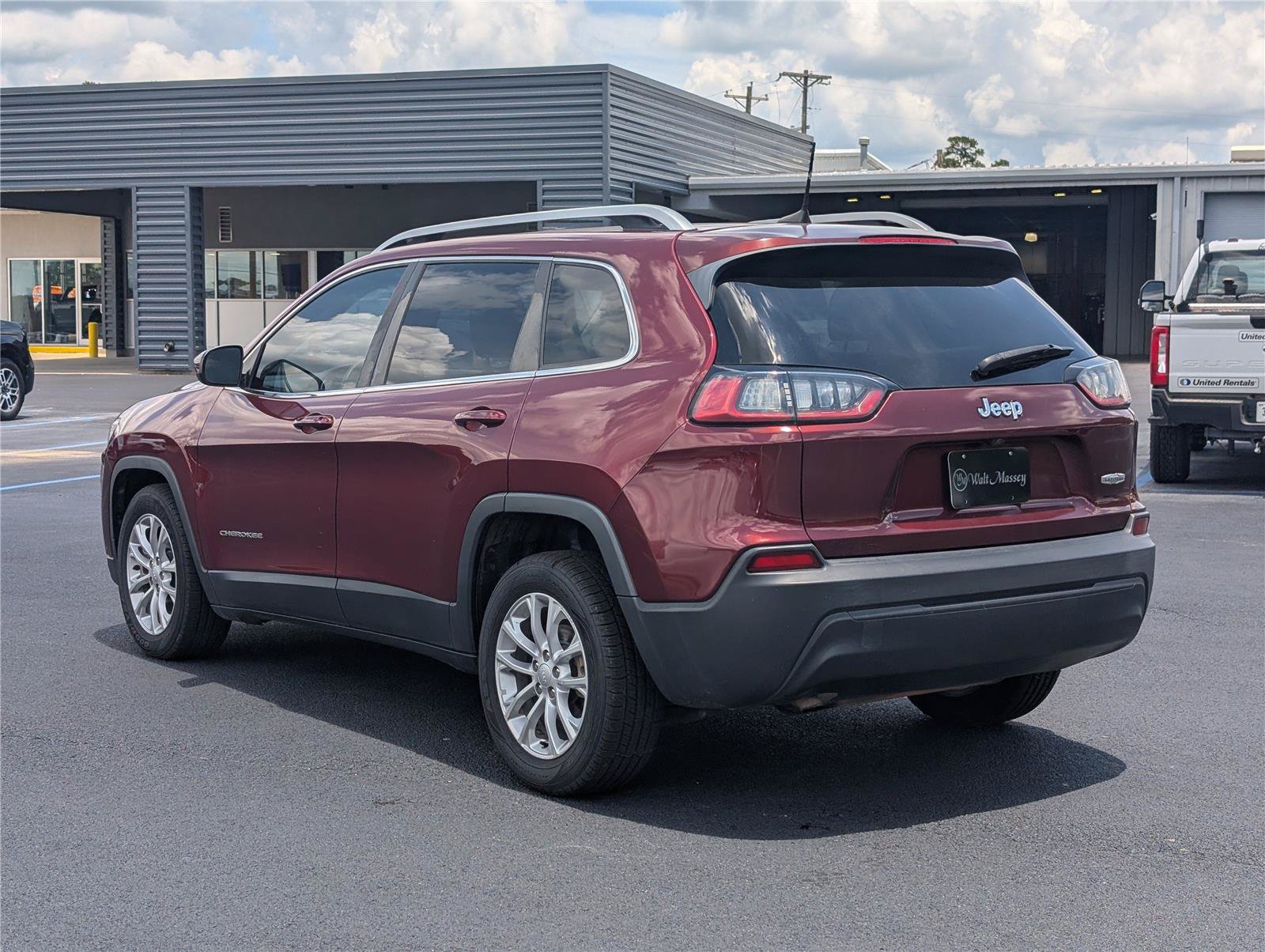 Used 2019 Jeep Cherokee Latitude w/ Popular Appearance Group FWD image 3
