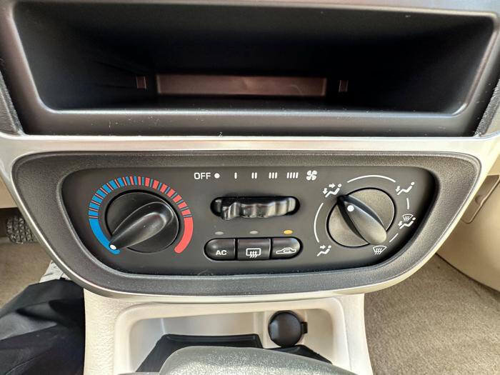 Used 2003 Saturn L-Series L200 w/ Convenience Pkg FWD image 40