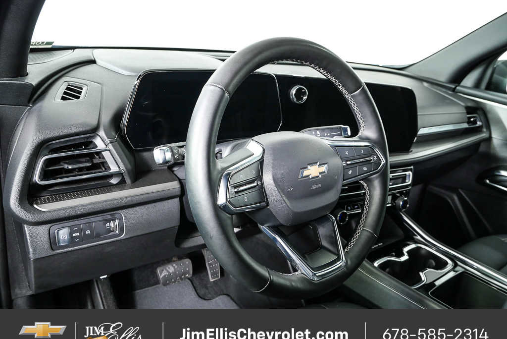 Used 2025 Chevrolet Traverse LT FWD image 4