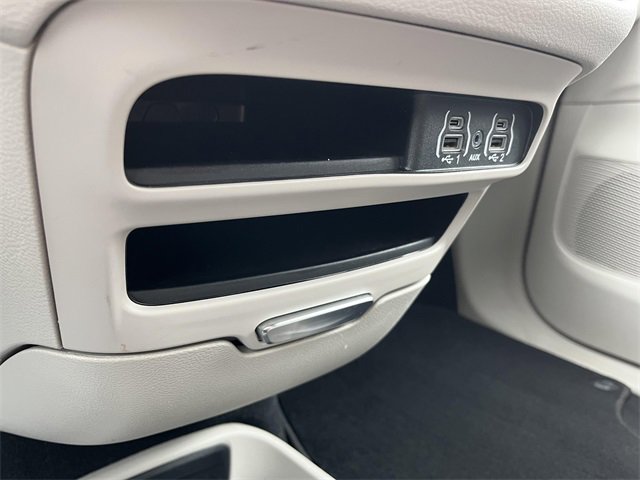 Used 2024 Chrysler Pacifica Touring-L image 15