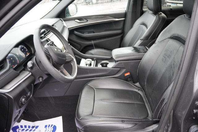 Certified 2024 Jeep Grand Cherokee Limited w/ Luxury Tech Group II AWD/4WD image 16