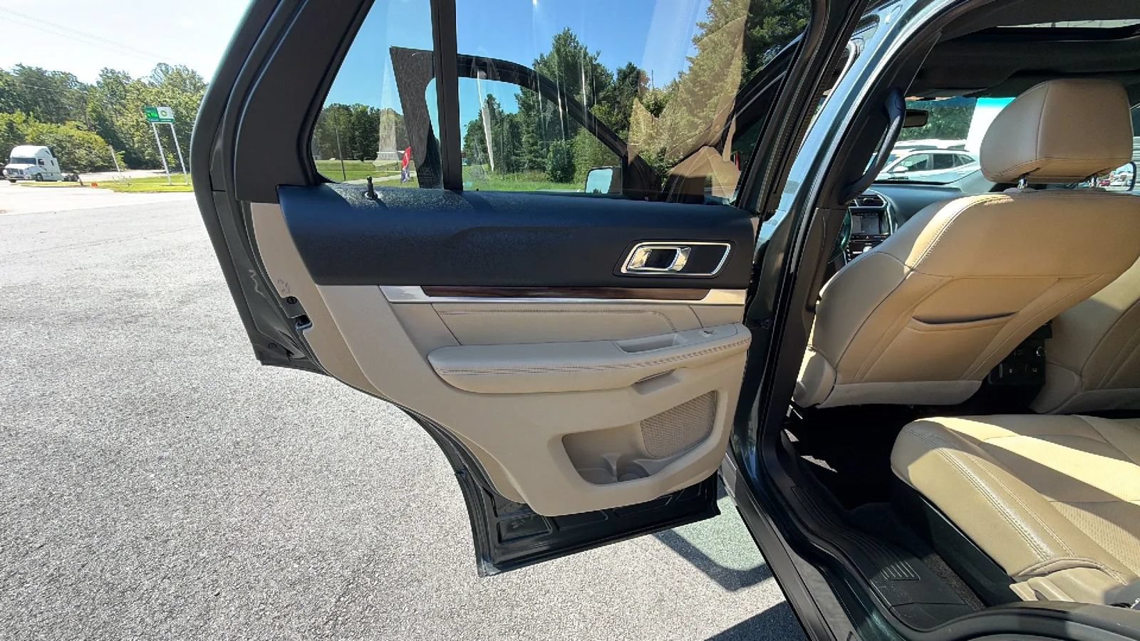 Used 2016 Ford Explorer Limited w/ Equipment Group 301A AWD/4WD image 36