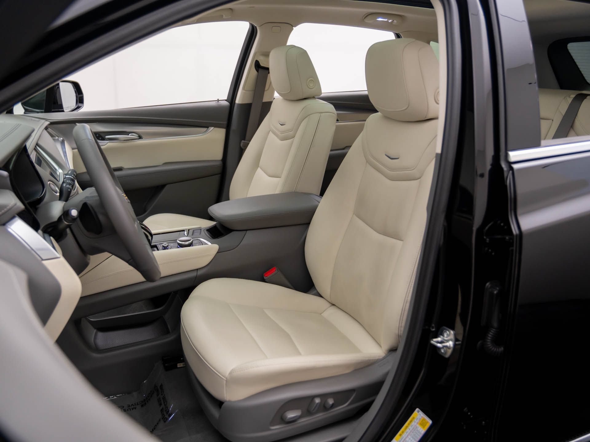 Certified 2025 Cadillac XT5 Premium Luxury w/ LPO, Floor Liner Package AWD/4WD image 15