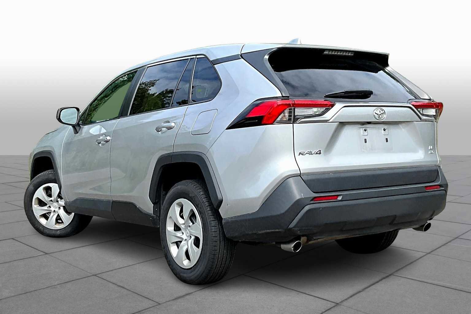 Used 2022 Toyota RAV4 LE image 12