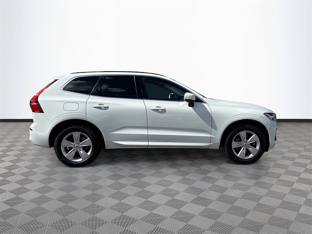 Used 2022 Volvo XC60 B5 Momentum image 5