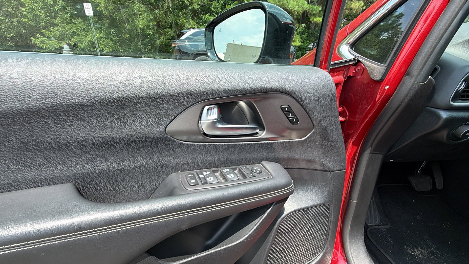 Used 2025 Chrysler Pacifica Select FWD image 15
