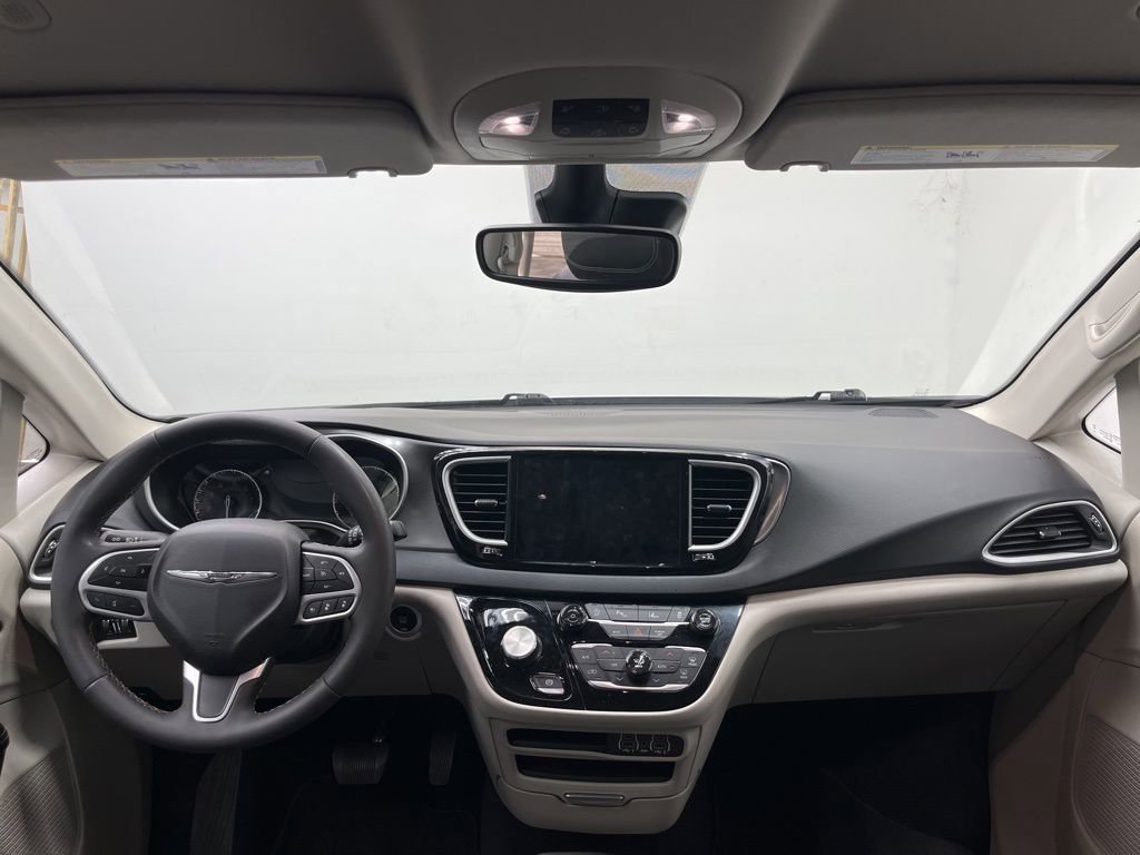 Used 2024 Chrysler Pacifica Touring-L FWD image 17