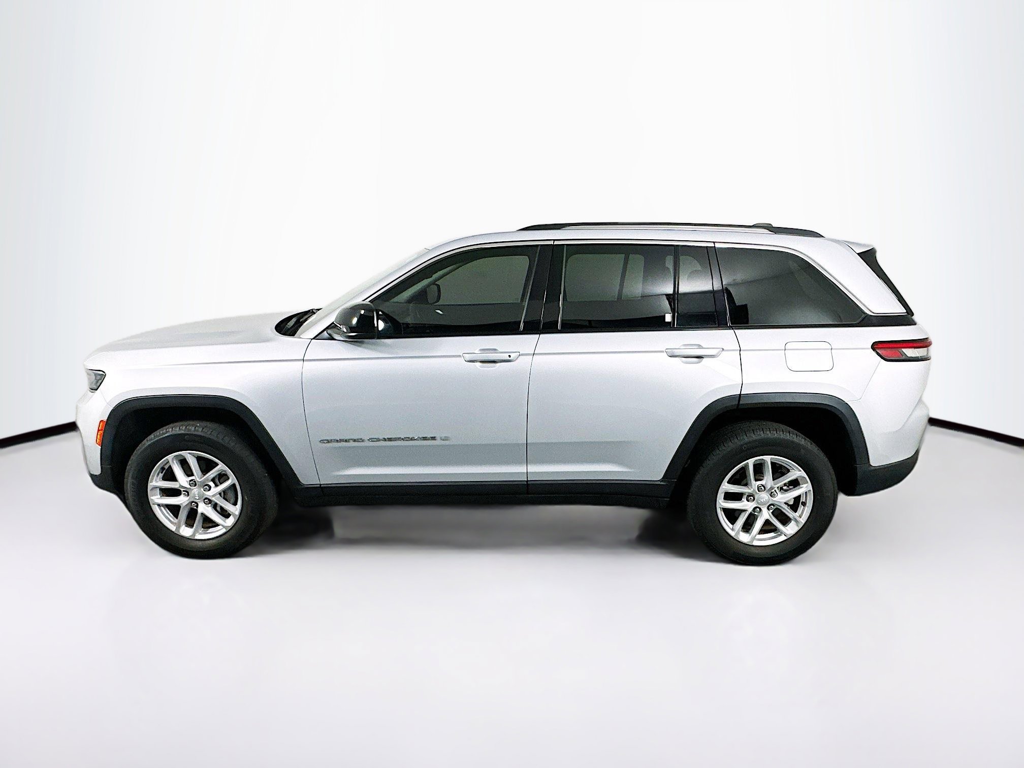 Used 2023 Jeep Grand Cherokee Laredo image 4