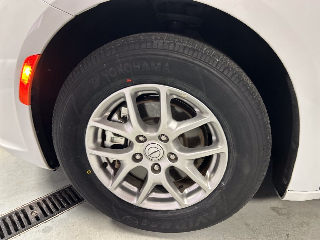 Used 2025 Chrysler Pacifica Select FWD image 9