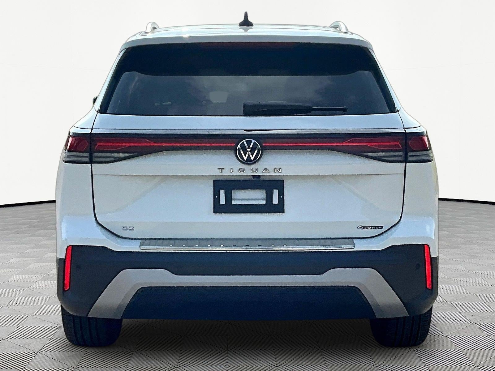 Used 2025 Volkswagen Tiguan SE w/ Panoramic Sunroof Package AWD/4WD image 12