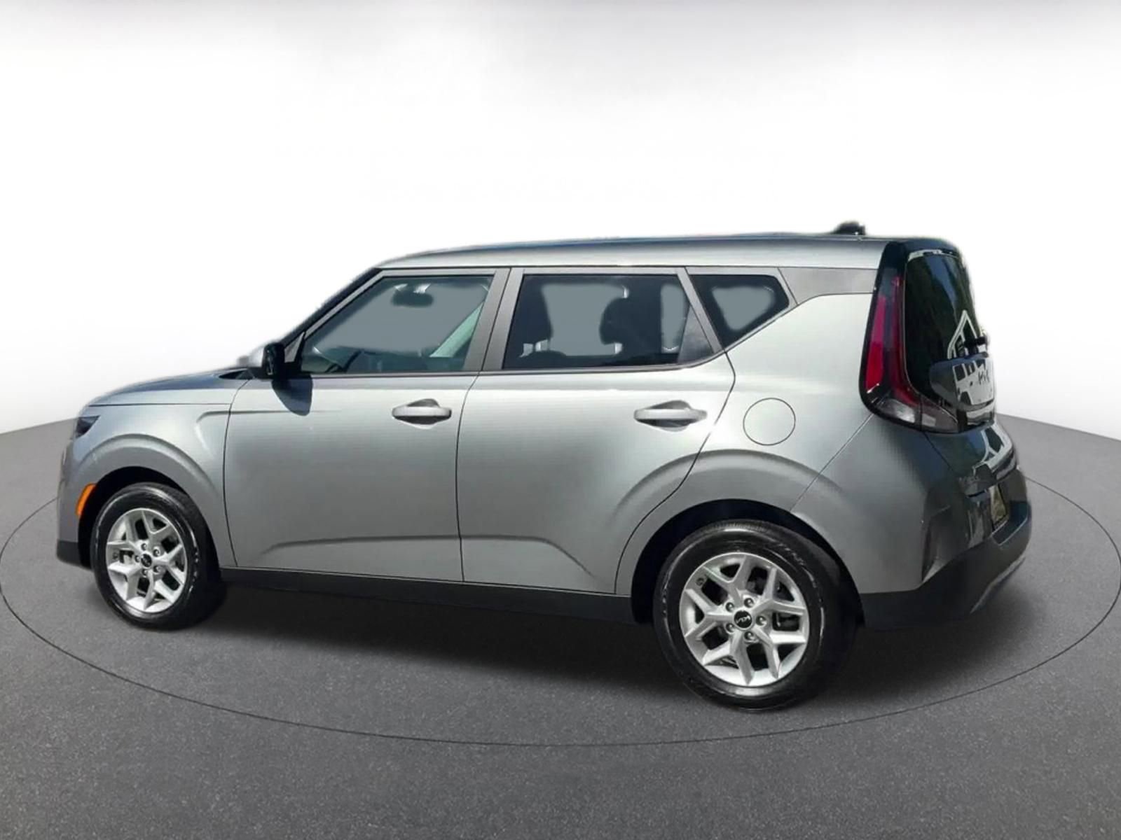 Used 2025 Kia Soul LX w/ LX Technology Package FWD image 11